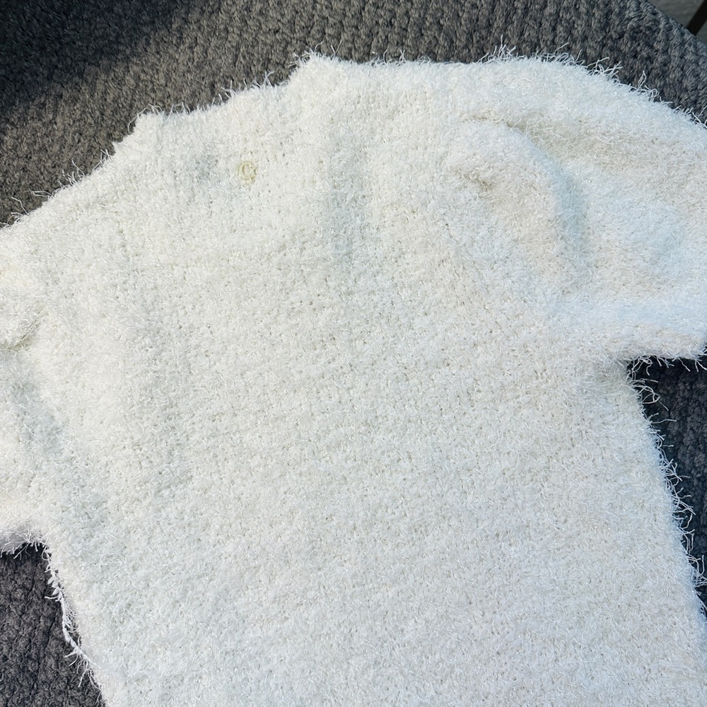 Guess White Fuzzy Short Sleeve Top - Picture 4 of 4
